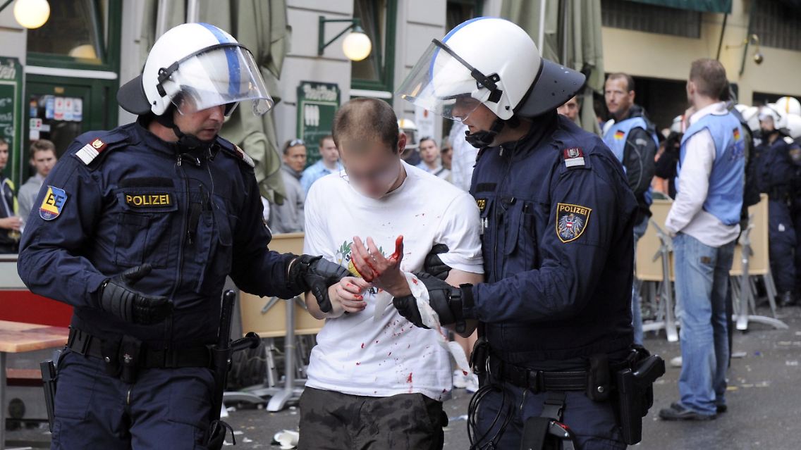 Einer von 213 Idioten: Polizisten in Wien nehmen einen deutschen Hooligan fest.