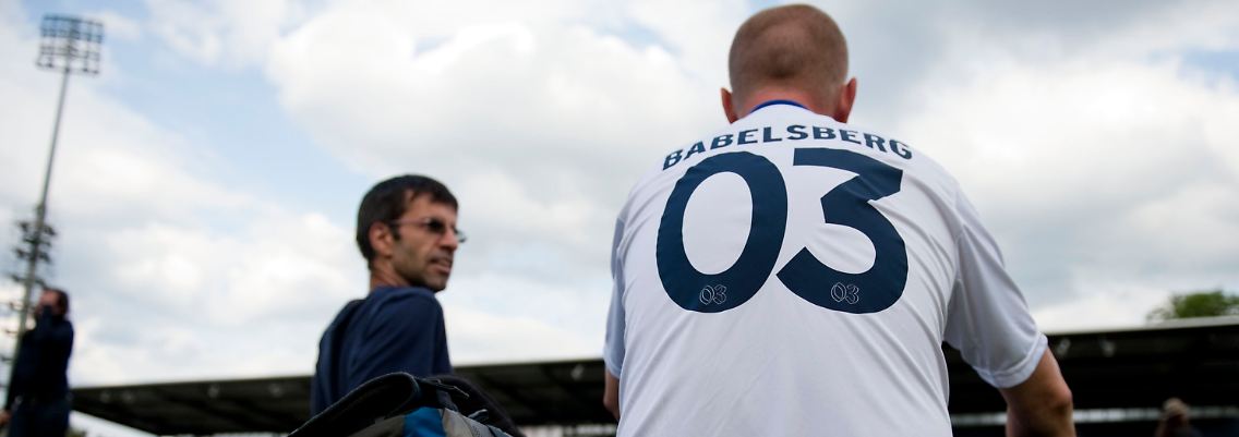 Kein Geld, kein Fußball: Die beiden Fans des SV Babelsberg im Potsdamer Karl-Liebknecht-Stadion.