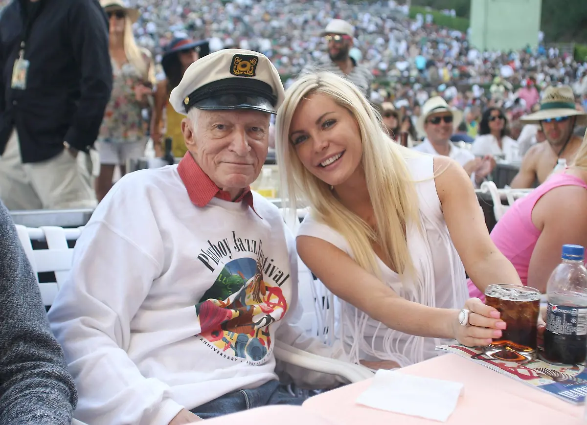 Hugh-Hefner-oeffentliche-Auftritte-sind-rar-geworden-Diese-Aufnahme-mit-seiner-Frau-Cystal-ist-aus-dem-Jahr-2013