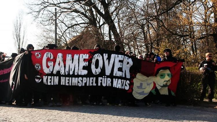 Leipziger solidarisieren sich im April 2010 mit dem Roten Stern.