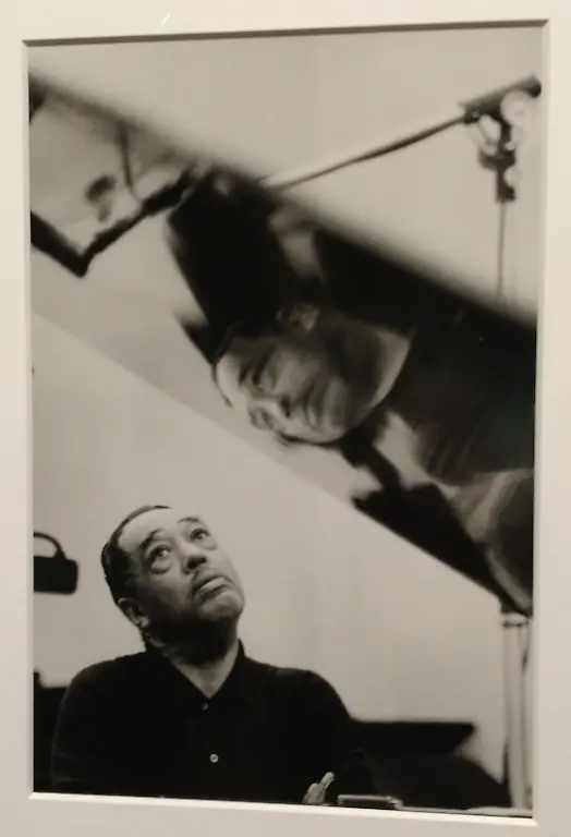 Duke-Ellington-beim-Anhoeren-einer-Aufzeichnung-Los-Angeles-1960