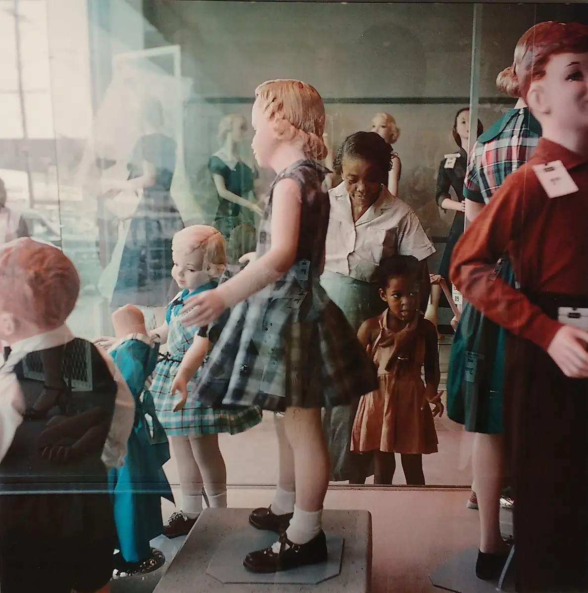 Ondria-Tanner-und-ihre-Grossmutter-beim-Schaufensterbummel-Mobile-Alabama-1956