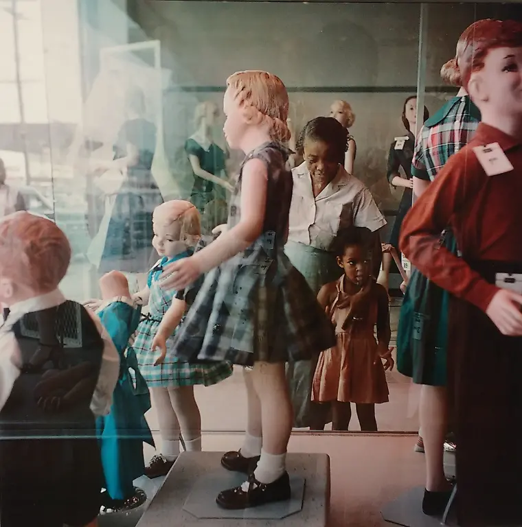 Ondria-Tanner-und-ihre-Grossmutter-beim-Schaufensterbummel-Mobile-Alabama-1956