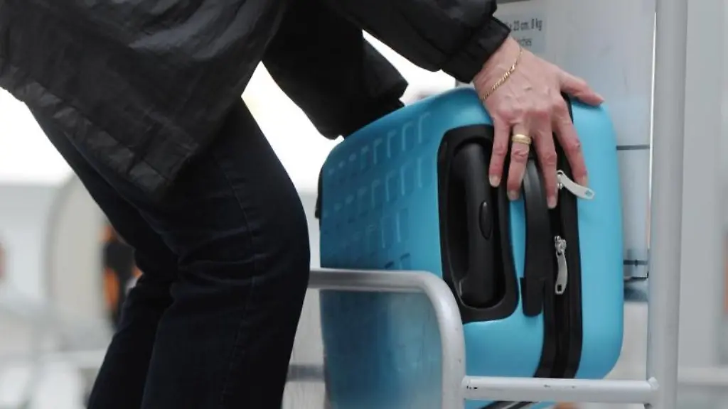 Der-Koffer-fuers-Handgepaeck-darf-nicht-zu-gross-sein-Doch-fuer-wichtige-Dinge-muss-genug-Platz-sein-Geld-Medikamente-Elektronik-und-Kabel-sowie-Waesche-zum-Wechseln