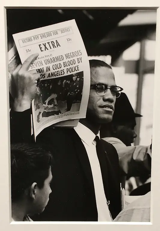 Malcolm-X-zeigt-eine-Zeitung-der-Black-Muslims-Chicago-1963
