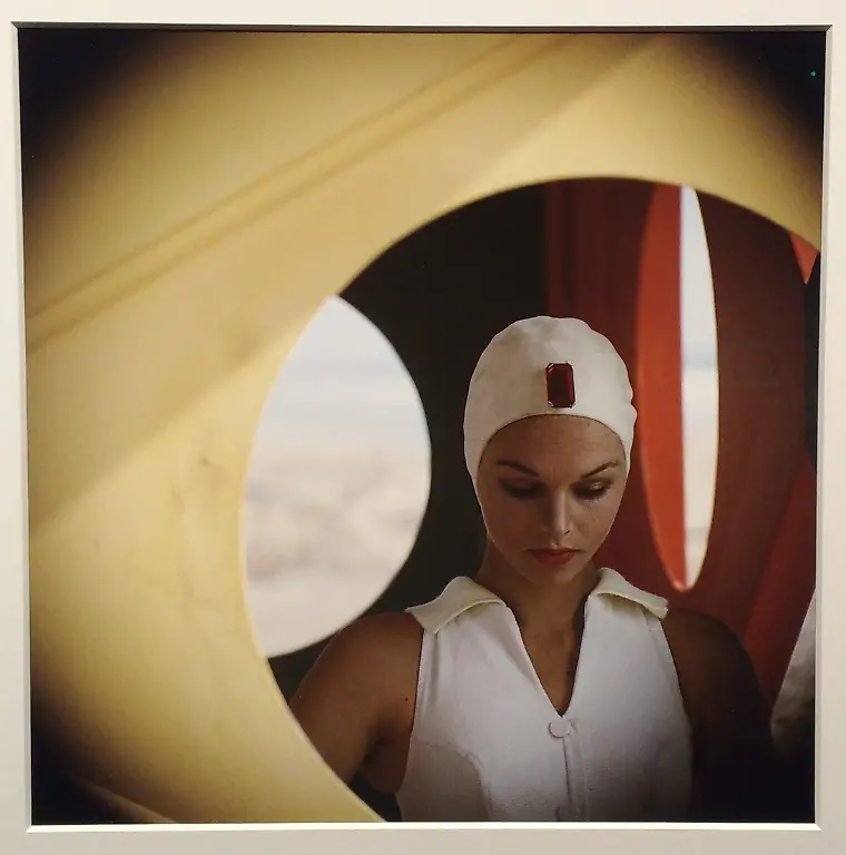 Muetze-mit-Schmuckstein-Malibu-Kalifornien-1958