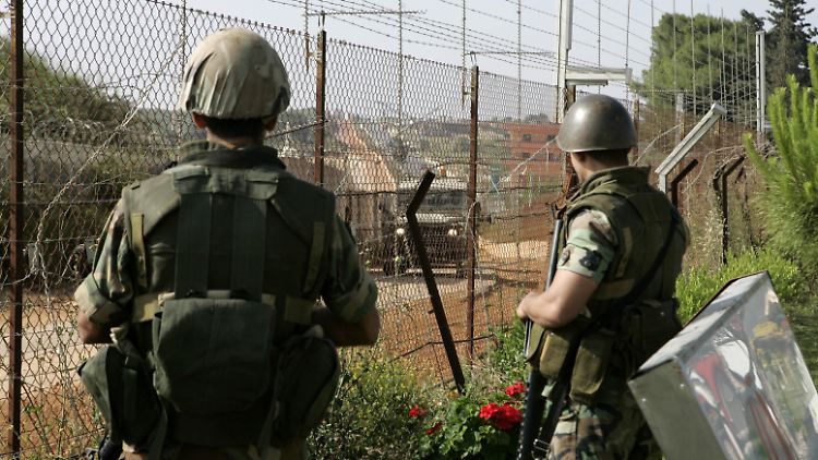 Israelische Soldaten sichern die israelisch-libanesische Grenze.