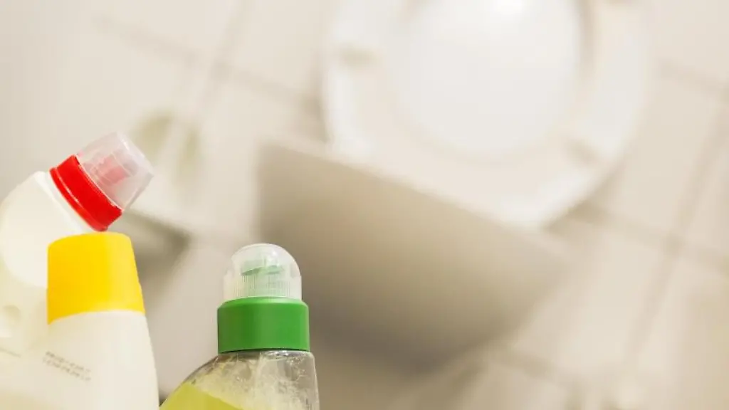 Bei-den-Reinigungsmitteln-fuer-die-Toilette-haben-Verbraucher-die-Qual-der-Wahl-Die-Auswahl-zwischen-Allzweckreiniger-WC-Reiniger-Bad-Kalk-Chlor-und-Essigreiniger-ist-riesig