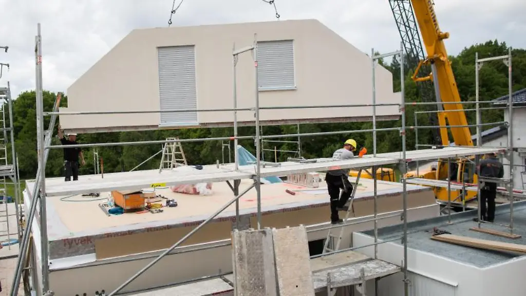 Waende-aufstellen-Dach-drauf-fertig-ist-das-Haus-Ganz-so-einfach-ist-es-bei-der-Finanzierung-eines-Fertighauses-allerdings-nicht