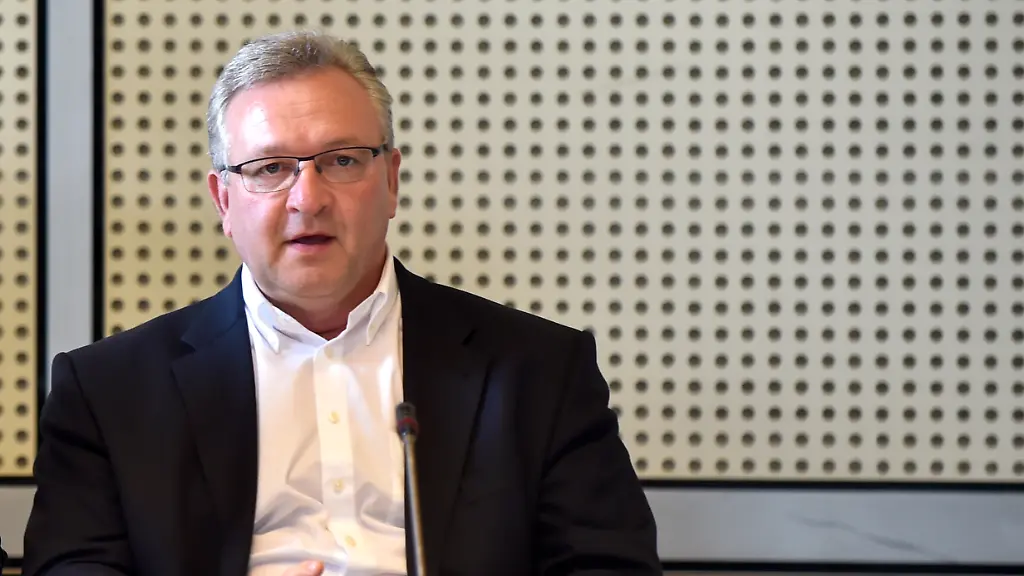 Frank-Henkel-aeussert-sich-nicht-konkret-bietet-aber-ein-Gespraech-an