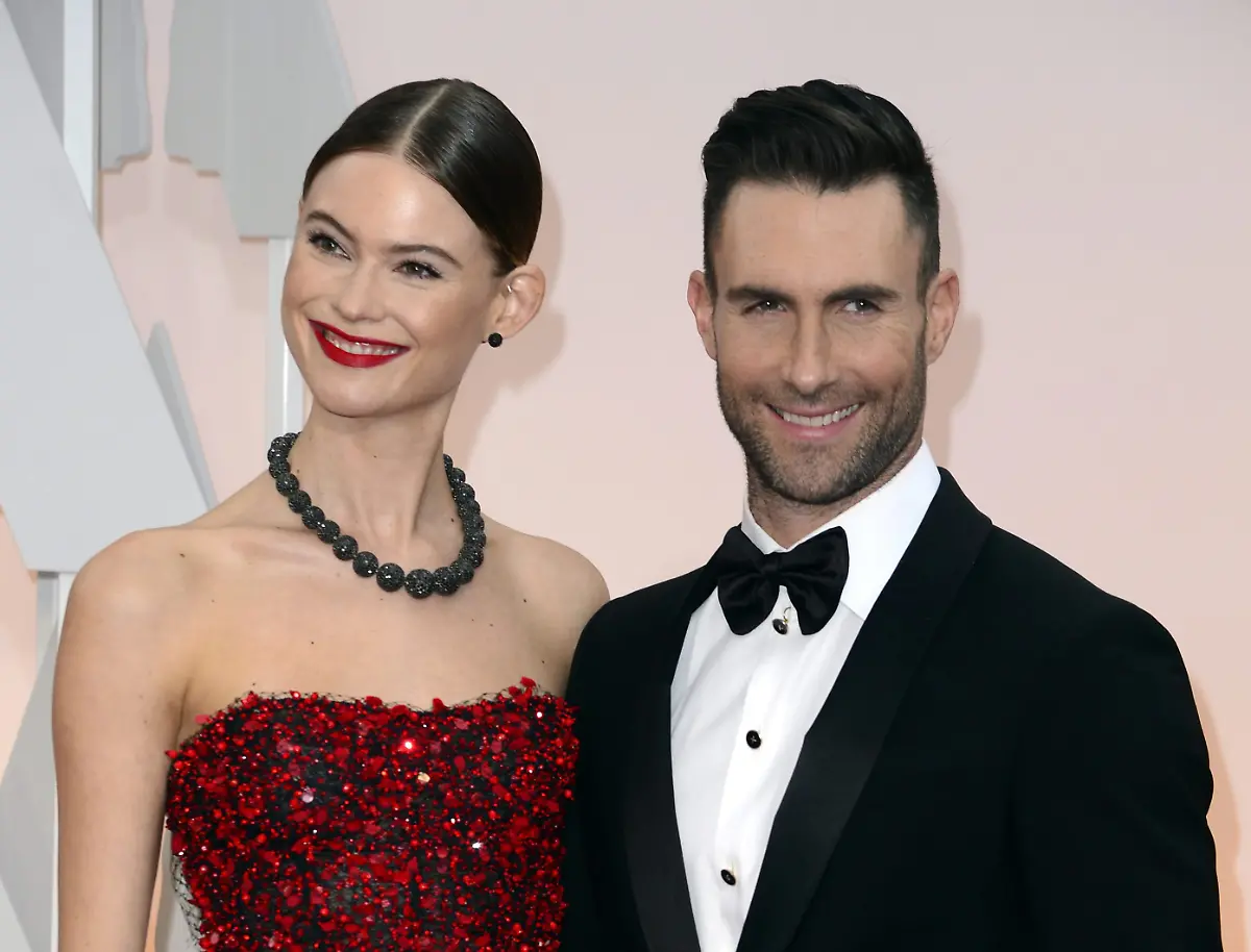 Behati-Prinsloo-l-und-Adam-Levine-r-nennen-ihr-Toechterchen-Dusty-Rose