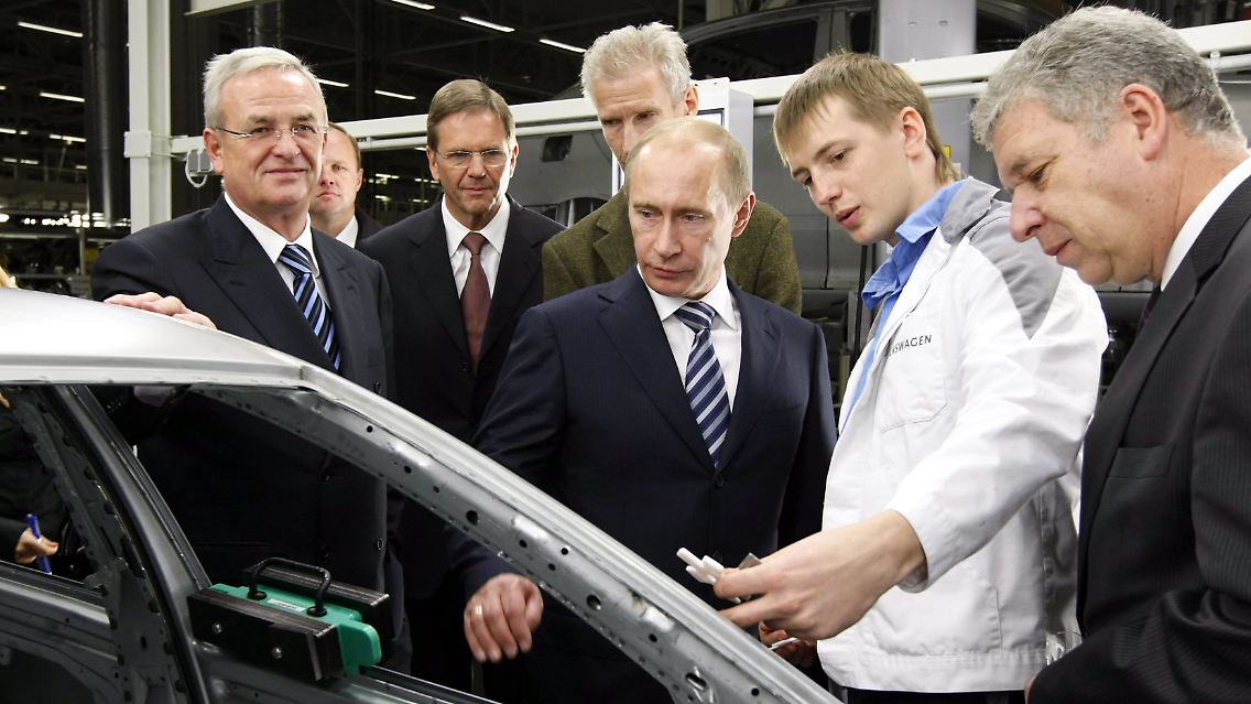 VW-Chef Martin Winterkorn (links) hat Russlands Regierungschef Wladimir Putin bereits durch das Werk in Kaluga geführt.