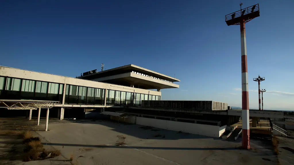 Der-Geisterflughafen-in-Athen-steht-mittlerweile-seit-15-Jahren-leer-und-darf-jetzt-fuer-900-Millionen-Euro-privatisiert-werden