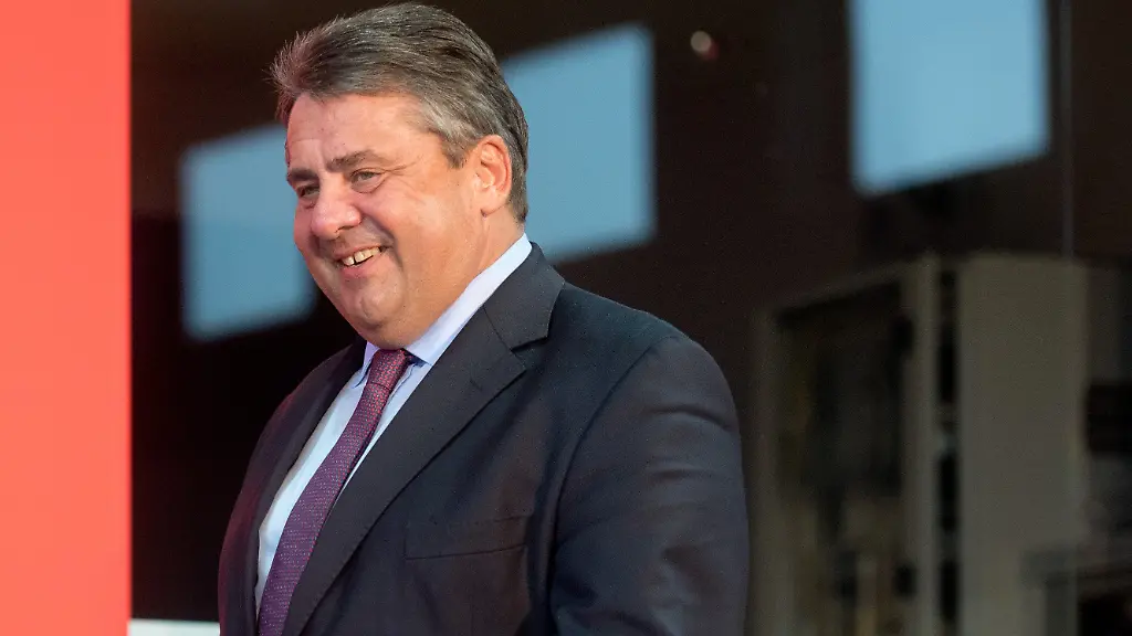 Sigmar-Gabriel-ist-ein-Kritiker-der-Russland-Sanktionen-und-koennte-mit-Wladimir-Putin-ueber-teilweise-Lockerungen-sprechen