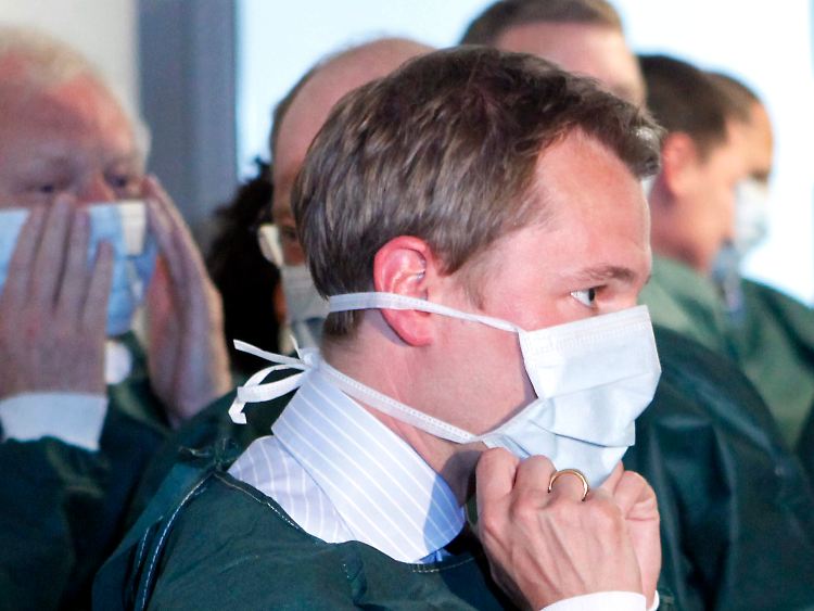 Gesundheitsminister Bahr besucht ein Hamburger Klinikum - mit entsprechender Schutzkleidung.