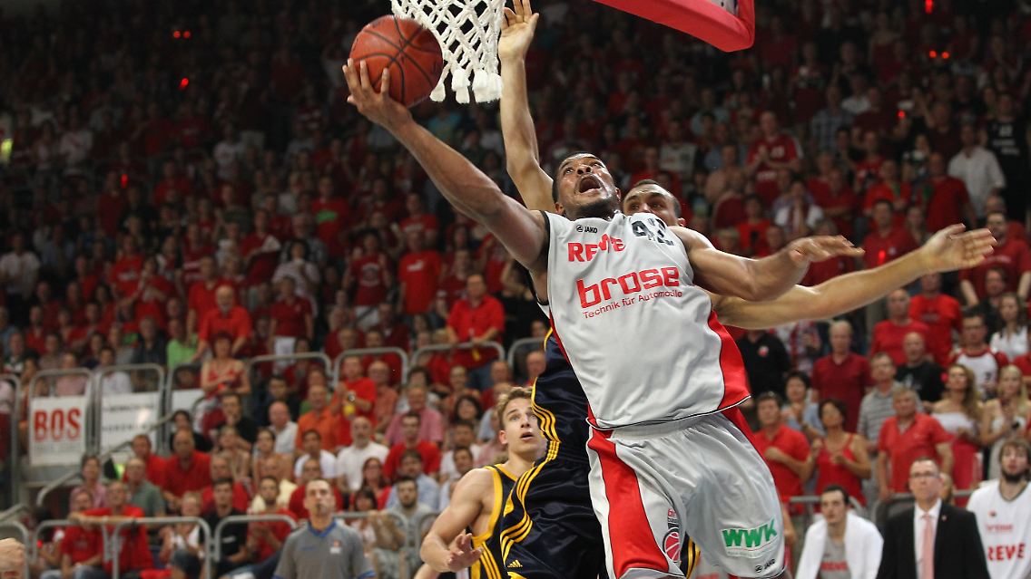 Gelungener Auftakt: Bambergs Kyle Hines legt den Ball in den Korb.