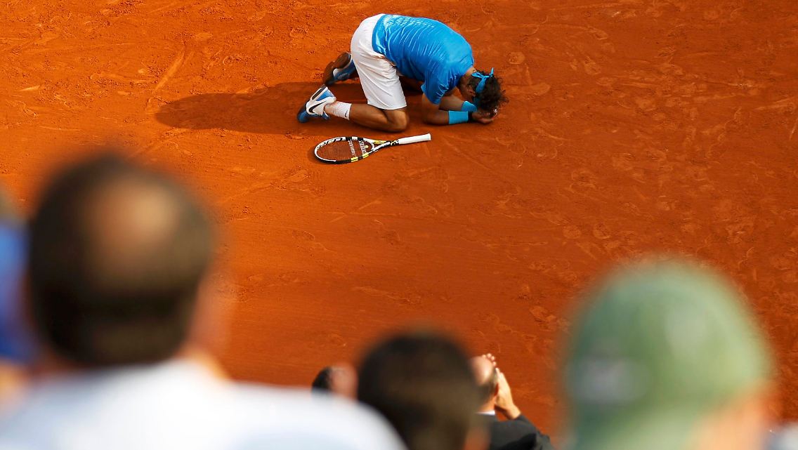 Erschöpfung oder Freude? Nadal sinkt in die Knie.