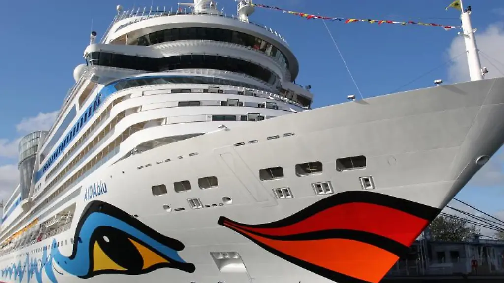 Das-Clubschiff-AIDAblu-in-Warnemuende