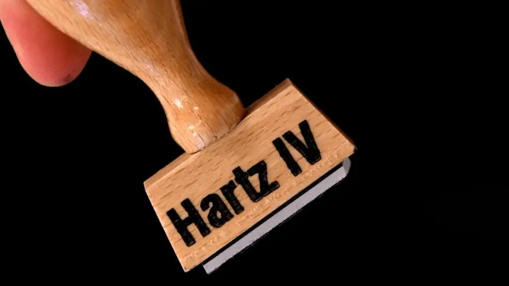 Hartz-IV-Empfaenger-die-mit-Angehoerigen-in-einer-Bedarfsgemeinschaft-leben-und-von-diesen-unterstuetzt-werden-muessen-mit-weniger-Hartz-IV-Leistungen-rechnen