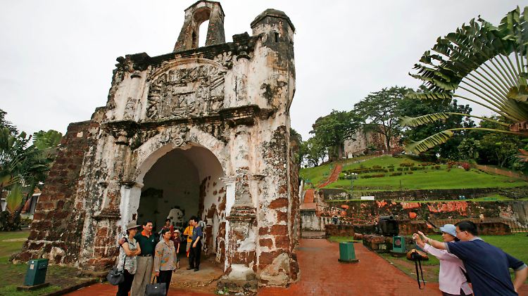 Touristen vor den Resten der einst großen Festung "A Famosa", von der aus die Portugiesen 130 Jahre lang Malakka beherrschten