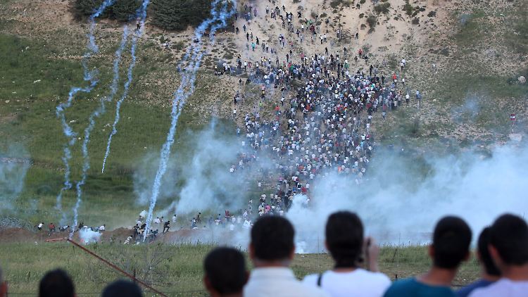 Israelische Soldaten feuern Tränengas auf Demonstranten.