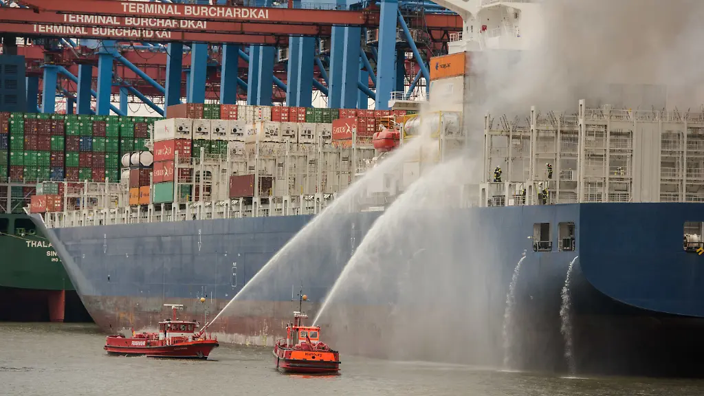 Wegen-der-starken-Rauchentwicklung-werden-die-Anwohner-in-Hafennaehe-dazu-aufgerufen-ihre-Fenster-geschlossen-zu-halten