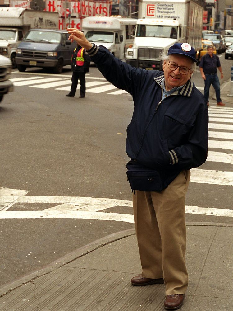Vorreiter: Stadtführer Hans Weiss in New York. Als "Big Apple Greeter" führt er Touristen ehrenamtlich durch seine Stadt. (Bild von April 2002)