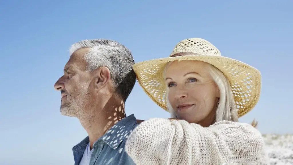 Gemeinsam-die-Sonne-geniessen-und-nicht-mehr-an-die-Arbeit-denken-Wer-vorzeitig-in-den-Ruhestand-gehen-will-muss-diesen-Schritt-gut-durchrechnen