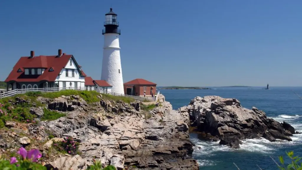 Insgesamt-68-Leuchttuerme-stehen-an-der-Kueste-des-US-Staates-Maine-wer-diese-6-entlang-der-140-Kilometer-langen-Strecke-zwischen-Cape-Elizabeth-und-Rockland-besichtigen-moechte-sollte-sich-zwei-Tage-Zeit-dafuer-nehmen