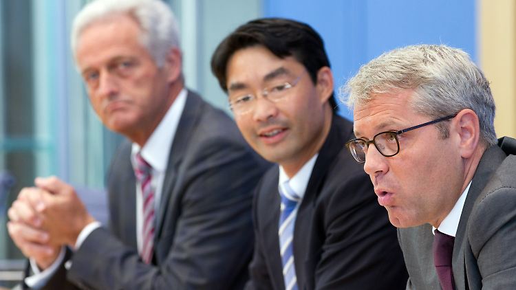 Die Minister Ramsauer, Rösler und Röttgen stellten die Ausstiegsgesetze gemeinsam vor.