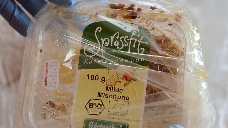 Die Packung und ihr Inhalt werden nun genau untersucht.