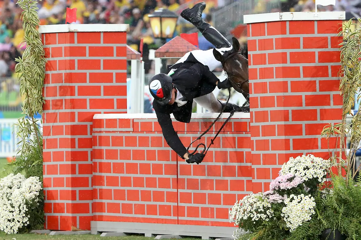 f533630e4fb04b44b5fb9b33324d0331