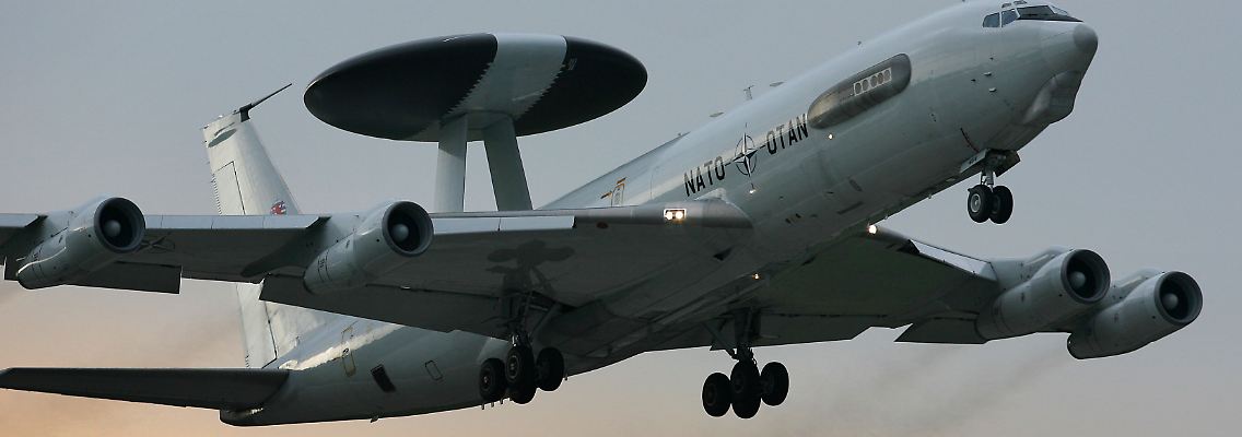 Ein AWACS-Boeing-Aufklärungsflugzeug der NATO startet vom Flughafen Geilenkirchen.