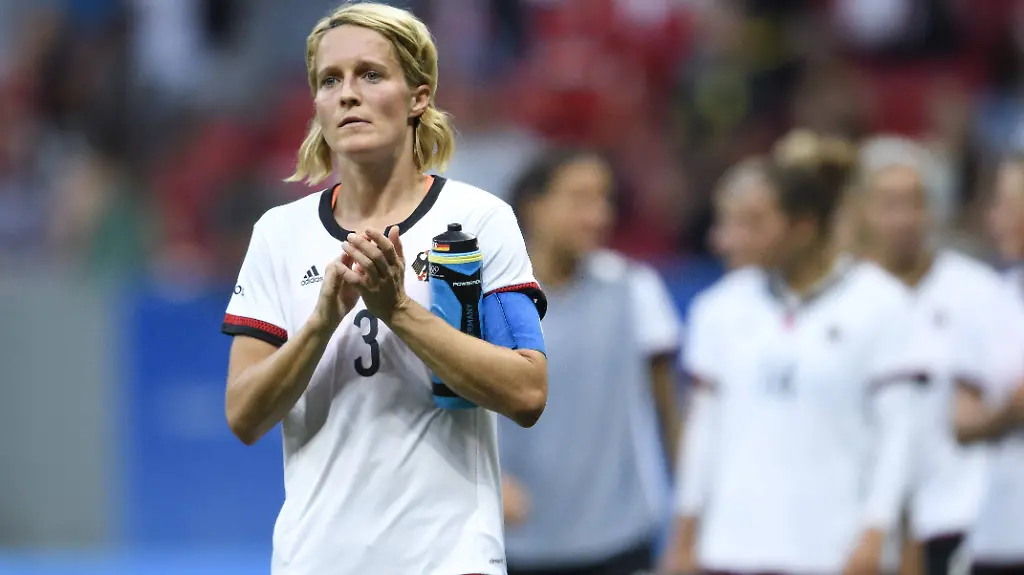 Gluecklich-sieht-anders-aus-Kapitaenin-Saskia-Bartusiak-ist-mit-der-bisherigen-Leistung-ihrer-Mannschaft-in-Olympia-nicht-zufrieden