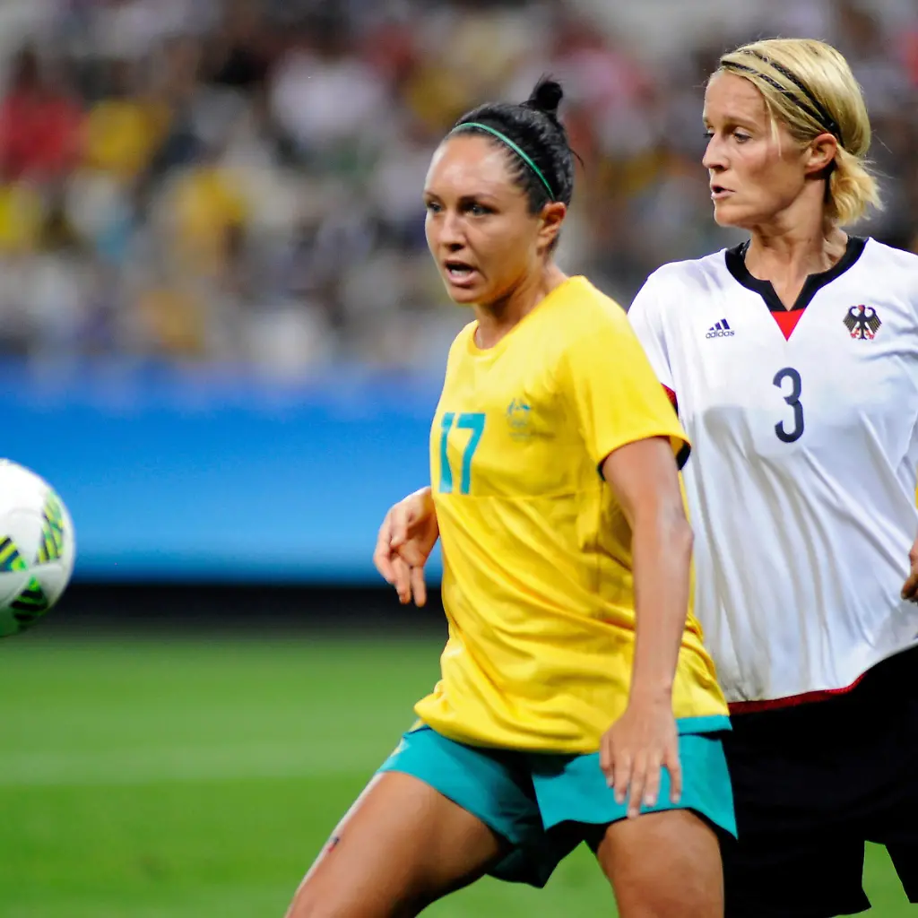 Kyah-Simon-l-und-Saskia-Bartusiak-r-im-Vorrundenspiel-zwischen-Deutschland-und-Australien-in-Rio