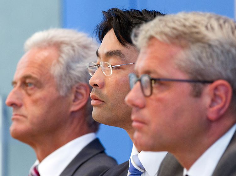 Umweltminister Röttgen, Wirtschaftsminister Rösler und Verkehrsminister Ramsauer (r-l) verkünden den Atomausstieg.