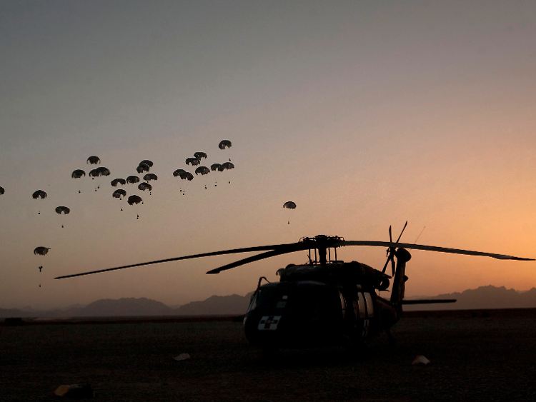 Proviant für die US-Marines in der Provinz Helmand werden an kleinen Fallschirmen aus einem Flugzeug abgeworfen.