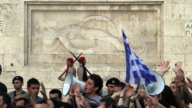 Syntagma-Platz am 6. Juni 2011: Das alte und das neue Griechenland treffen aufeinander.