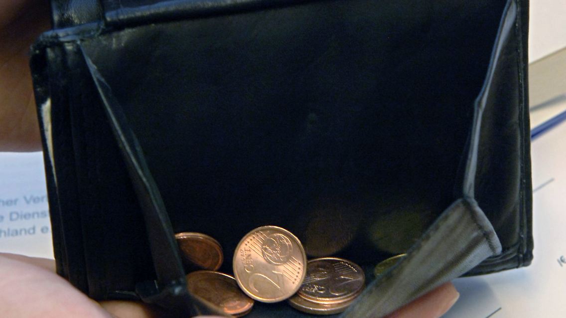 Mit Löchern in der Kasse haben in diesem Jahr weniger Verbraucher zu kämpfen als im Vorjahr.