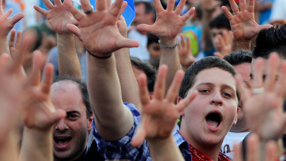 In Athen protestieren zahlreiche Griechen gegen den Sparkurs der Regierung.