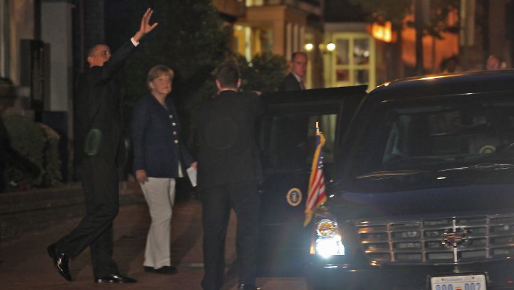 Obama holt Merkel vom "Blair House" ab.