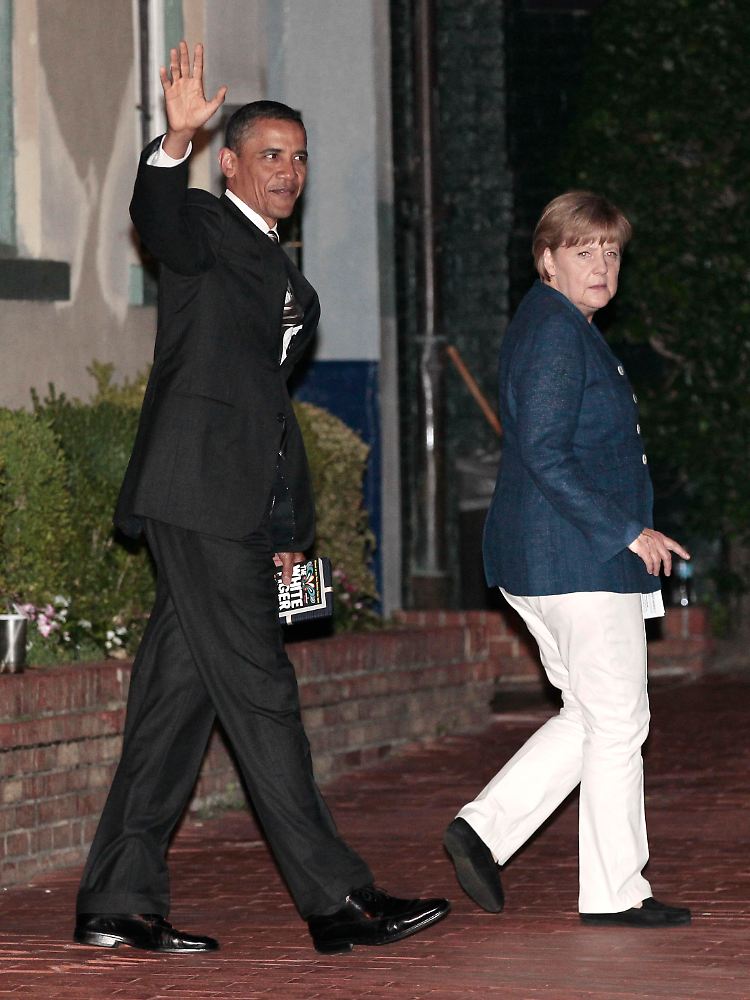 "Der Präsident in einem dunklen Anzug, Merkel in einer blauen Jacke und weißer Hose", wie das Magazin "Politico" zu Recht vermerkt.
