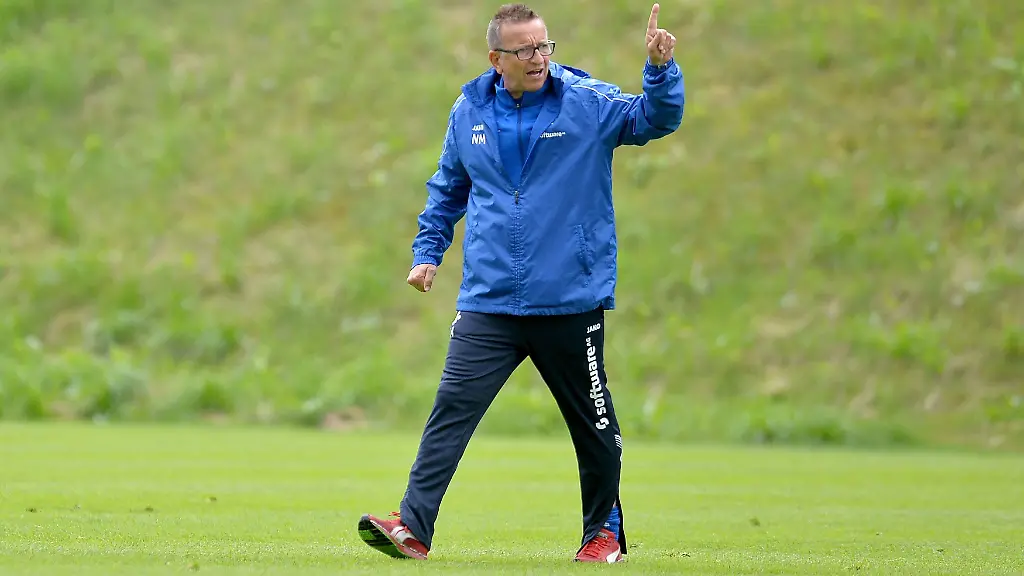 SV-Darmstadt-98-Trainer-Norbert-Meier-sieht-besonders-im-Angriff-auf-den-offensiven-Aussenpositionen-und-im-Abwehrzentrum-noch-Bedarf