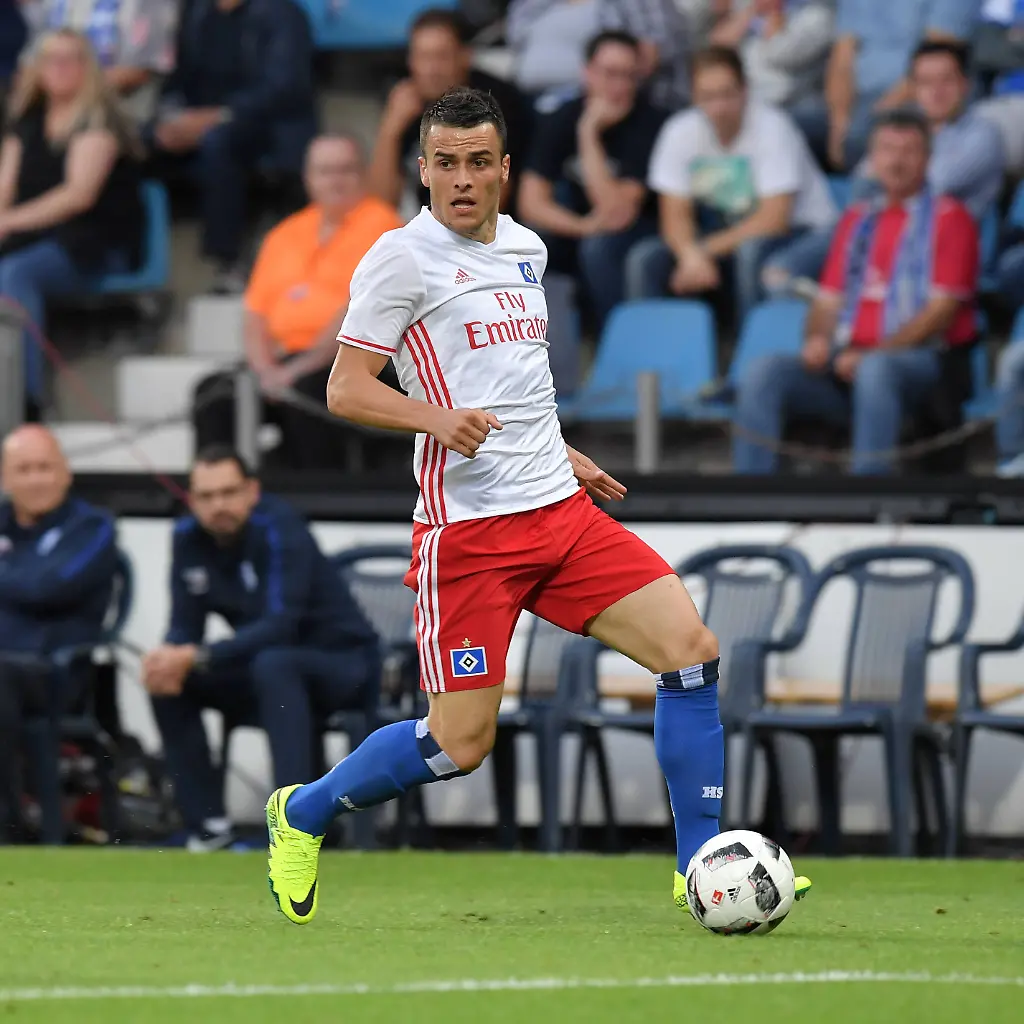 Beim-Testspiel-gegen-den-VfL-Bochum-spielte-Kostic-mit-einer-Uebergangsnummer