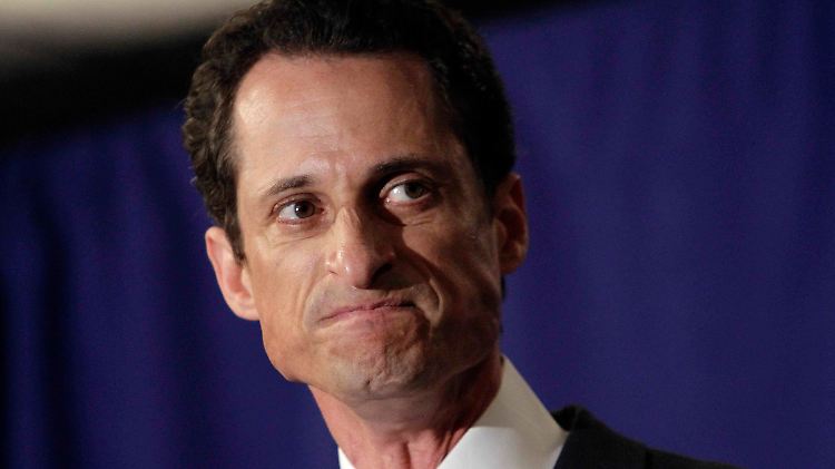 Anthony Weiner ist mit Huma Abedin verheiratet, einer langjährigen Mitarbeiterin von Hillary Clinton.