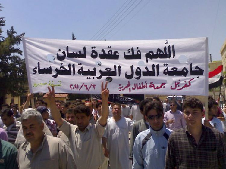 Die syrische Regierung lässt ausländische Journalisten seit Beginn der Proteste nicht ins Land. Dieses Bild soll am 3. Juni in der Ortschaft Kfar-Nebel aufgenommen worden sein. Auf dem Transparent steht: "Gott helfe, das Schweigen der Arabischen Liga zu beenden".