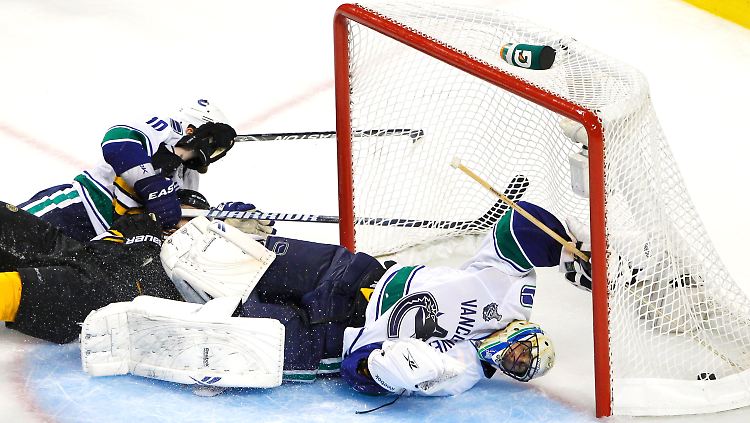 Der Puck schon wieder im Netz: Vancouvers Goalie Roberto Luongo streckt sich vergeblich.