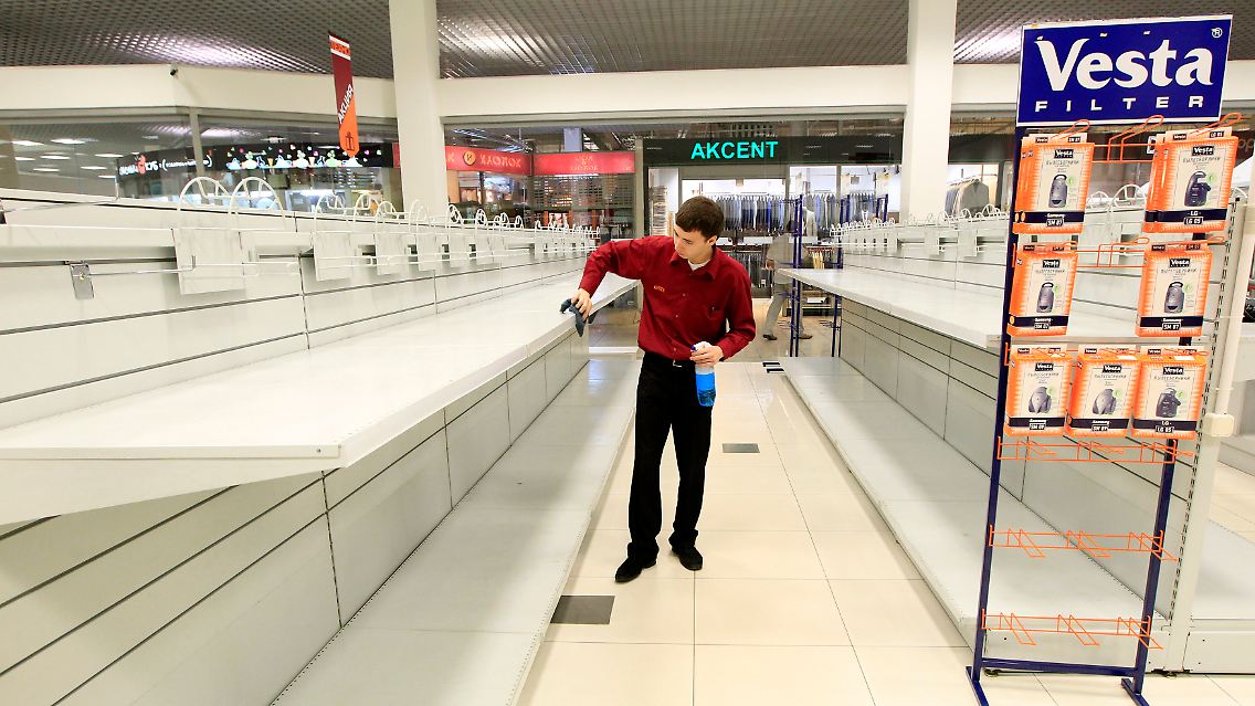 Leere Regale in einem Supermarkt in Minsk. Aus Angst vor noch stärkerer Inflation kaufen viele Weißrussen auf Vorrat.