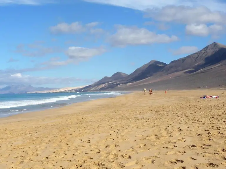 Der-Strand-von-Cofete-auf-Fuerteventura-ist-mit-14-Kilometern-der-laengste-der-ganzen-Kanaren
