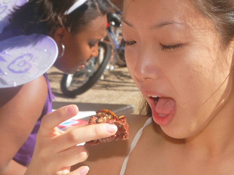 In zahlreichen Gegenden der Welt gehören Insekten zum Speiseplan. Hier eine US-Studentin beim Selbstversuch in Florida.